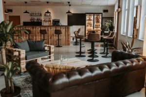 Room 2320 - Raum mit Leder- und Holzmöbel