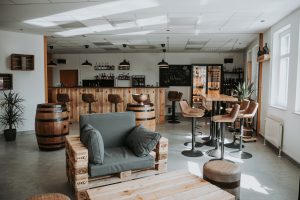 Das Bild zeigt eine Bareinrichtung