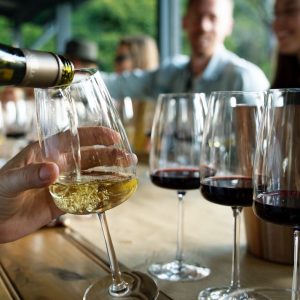 Wein wird in Glas geschenkt