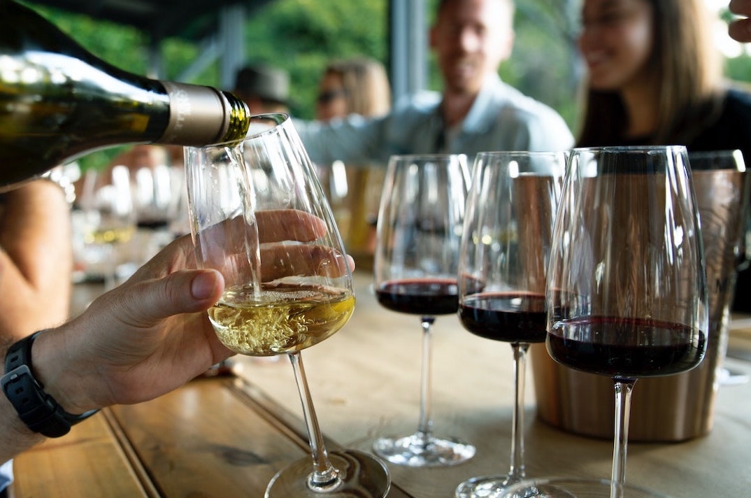 Wein wird in Glas geschenkt