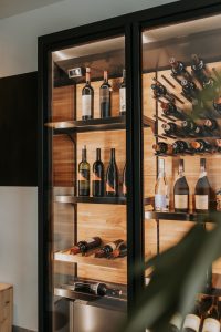 Weinkühlschrank mit Holzrückwand