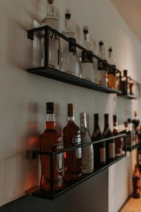 Bargetränke in schwarzem Regal