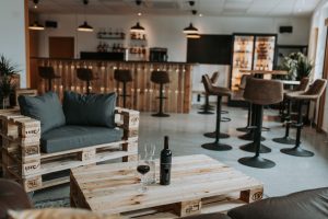 Palettenmöbel mit Bar im Hintergrund