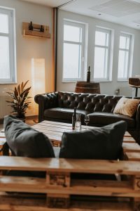 Ledercouch und Palettenmöbel und Pflanzen