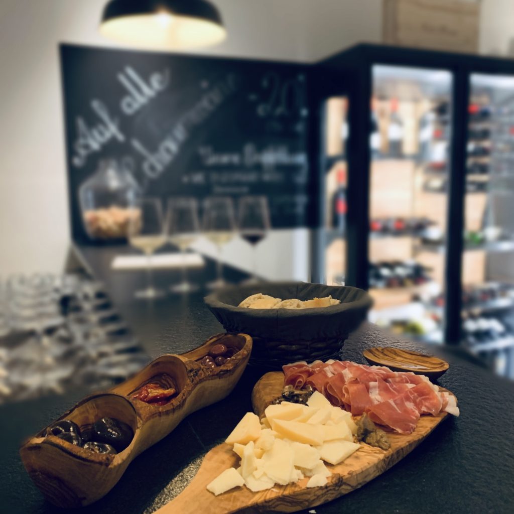 Antipasti-Teller auf einer Bar mit schwarzem Granitstein